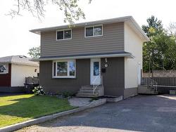 637 Redwood Avenue W Thunder Bay, ON P7C 5G2