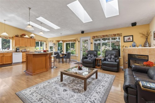 657 Sierra Pines Rd, Comox, BC 