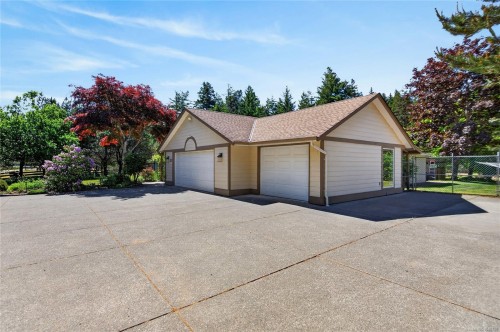657 Sierra Pines Rd, Comox, BC 