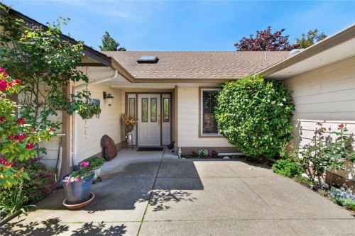 657 Sierra Pines Rd, Comox, BC 