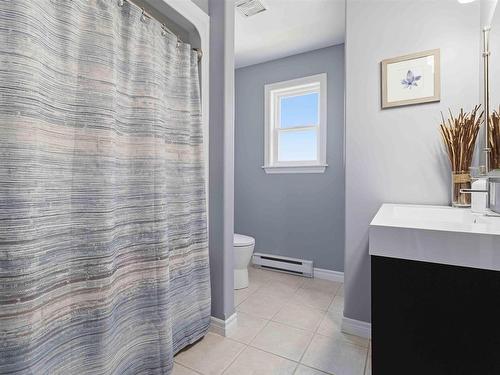 190 Southampton Drive, Cole Harbour, NS - Indoor Photo Showing Bathroom