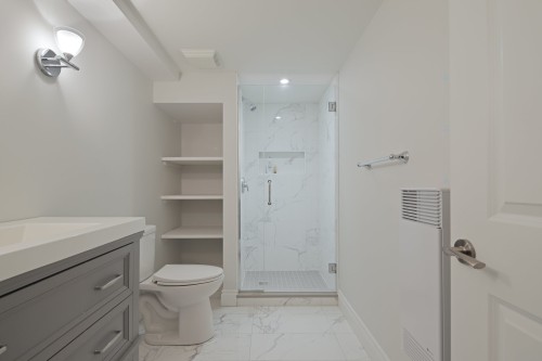 Salle de bains - 323 Rue James-Shaw, Beaconsfield, QC - Indoor Photo Showing Bathroom