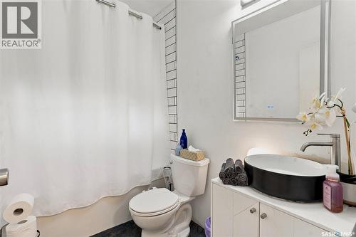 421 Y Avenue S, Saskatoon, SK - Indoor Photo Showing Bathroom