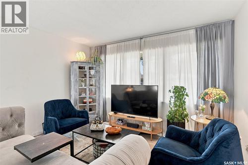421 Y Avenue S, Saskatoon, SK - Indoor Photo Showing Living Room