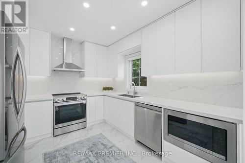 95 Hudson Drive, Vaughan, ON - Indoor Photo Showing Kitchen With Stainless Steel Kitchen With Double Sink With Upgraded Kitchen