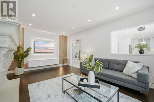 95 Hudson Drive, Vaughan, ON - Indoor Photo Showing Living Room