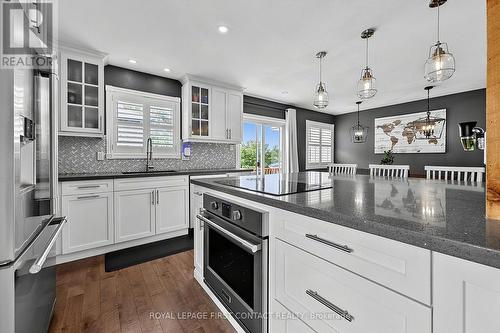 14 Hunter Court, Springwater, ON - Indoor Photo Showing Kitchen With Upgraded Kitchen
