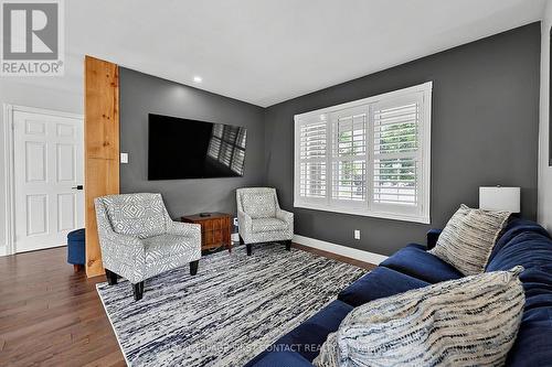14 Hunter Court, Springwater, ON - Indoor Photo Showing Living Room