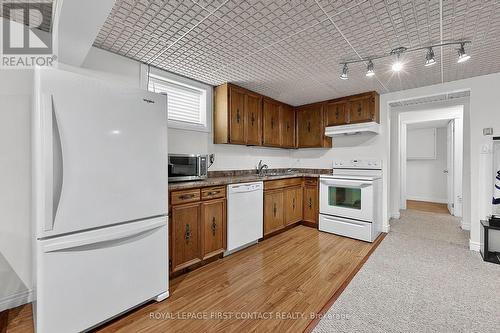 14 Hunter Court, Springwater, ON - Indoor Photo Showing Kitchen