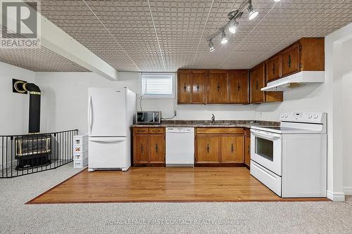 14 Hunter Court, Springwater, ON - Indoor Photo Showing Kitchen