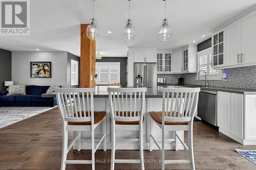 14 Hunter Court, Springwater, ON - Indoor Photo Showing Kitchen With Upgraded Kitchen