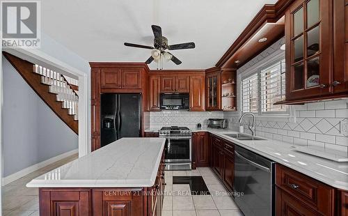 915 Catskill Drive E, Oshawa, ON - Indoor Photo Showing Kitchen With Double Sink