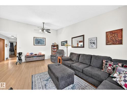7530 137A Av Nw, Edmonton, AB - Indoor Photo Showing Living Room