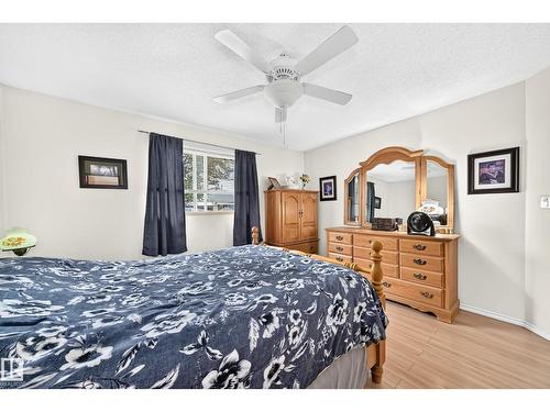 7530 137A Av Nw, Edmonton, AB - Indoor Photo Showing Bedroom