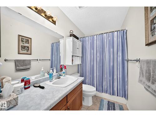 7530 137A Av Nw, Edmonton, AB - Indoor Photo Showing Bathroom