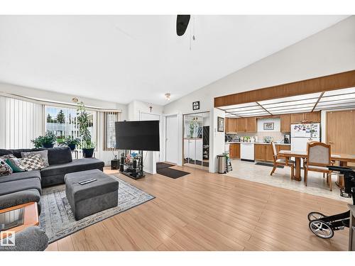 7530 137A Av Nw, Edmonton, AB - Indoor Photo Showing Living Room