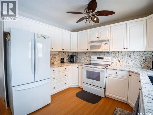 15 Dickinson Crescent, Regina, SK - Indoor Photo Showing Kitchen