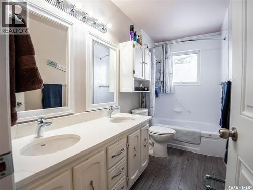 15 Dickinson Crescent, Regina, SK - Indoor Photo Showing Bathroom