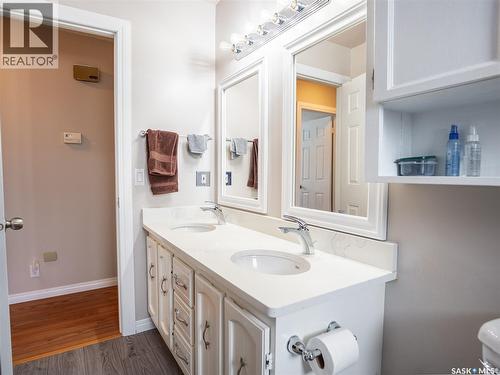 15 Dickinson Crescent, Regina, SK - Indoor Photo Showing Bathroom