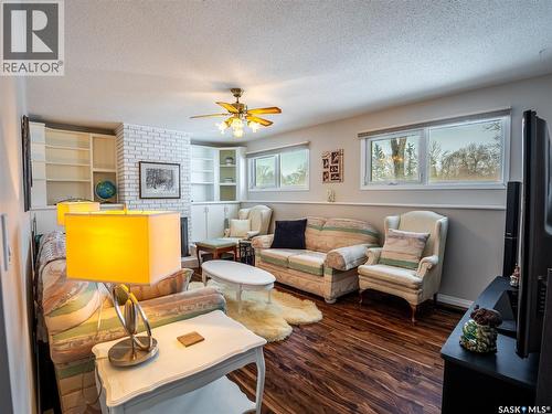 15 Dickinson Crescent, Regina, SK - Indoor Photo Showing Living Room