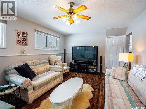 15 Dickinson Crescent, Regina, SK - Indoor Photo Showing Living Room