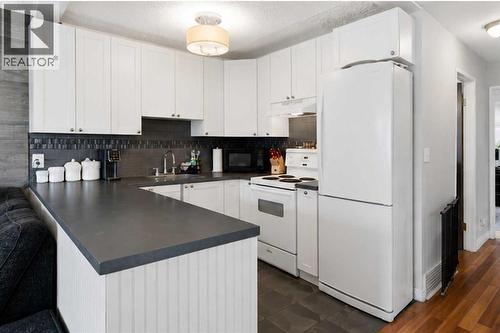 4227 49 Street Ne, Calgary, AB - Indoor Photo Showing Kitchen