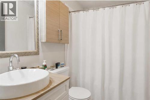 4227 49 Street Ne, Calgary, AB - Indoor Photo Showing Bathroom