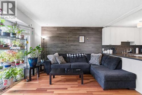 4227 49 Street Ne, Calgary, AB - Indoor Photo Showing Living Room