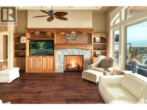 954 Hewetson Avenue, Kelowna, BC - Indoor Photo Showing Living Room With Fireplace