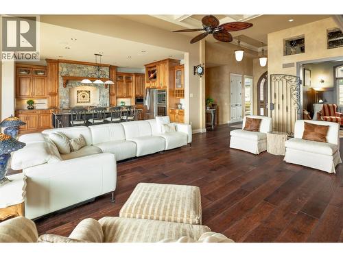 954 Hewetson Avenue, Kelowna, BC - Indoor Photo Showing Living Room
