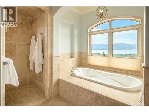 954 Hewetson Avenue, Kelowna, BC - Indoor Photo Showing Bathroom