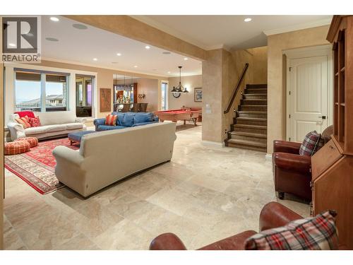 954 Hewetson Avenue, Kelowna, BC - Indoor Photo Showing Living Room