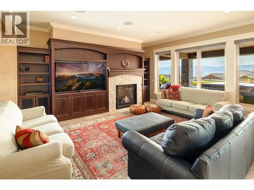 954 Hewetson Avenue, Kelowna, BC - Indoor Photo Showing Living Room With Fireplace