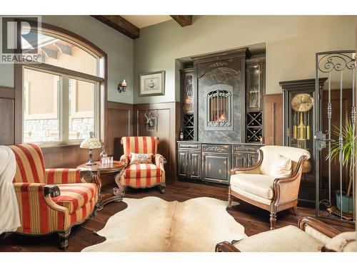954 Hewetson Avenue, Kelowna, BC - Indoor Photo Showing Living Room