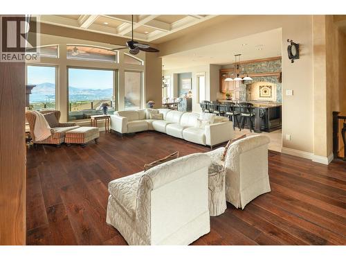 954 Hewetson Avenue, Kelowna, BC - Indoor Photo Showing Living Room