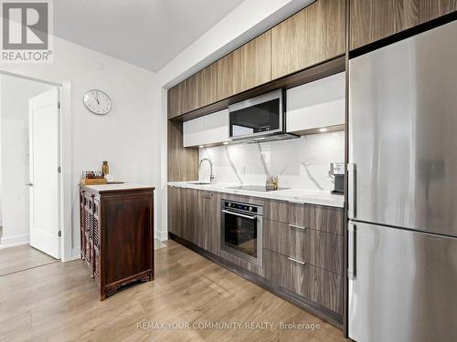 963 - 25 Adra Grado Way, Toronto, ON - Indoor Photo Showing Kitchen With Upgraded Kitchen