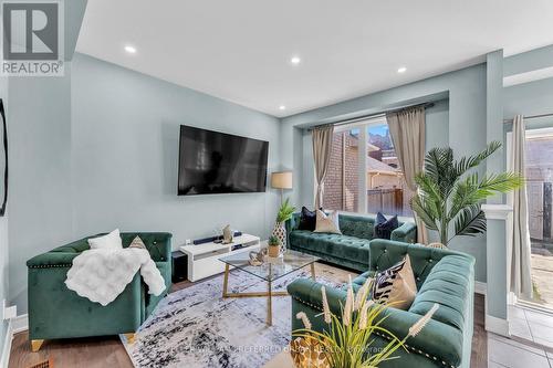 36 Ledger Point Crescent, Brampton, ON - Indoor Photo Showing Living Room