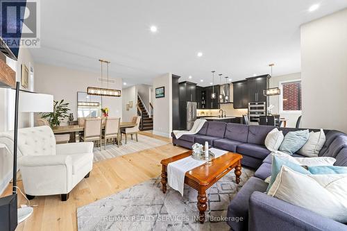 130 Pondcliffe Drive, Kitchener, ON - Indoor Photo Showing Living Room