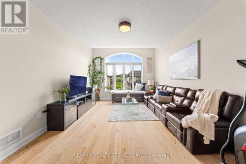 130 Pondcliffe Drive, Kitchener, ON - Indoor Photo Showing Living Room
