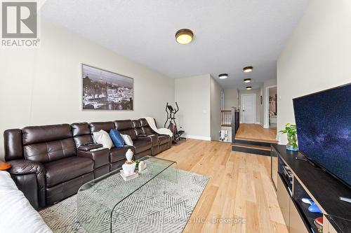 130 Pondcliffe Drive, Kitchener, ON - Indoor Photo Showing Living Room