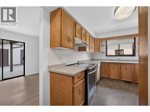 1494/1496 Elm Street, Kelowna, BC - Indoor Photo Showing Kitchen