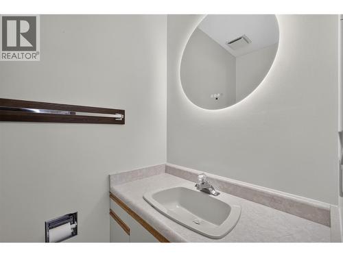 Full bathroom - Main floor - 1494/1496 Elm Street, Kelowna, BC - Indoor Photo Showing Bathroom