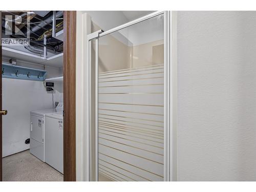 Full bathroom - Main floor - 1494/1496 Elm Street, Kelowna, BC - Indoor Photo Showing Laundry Room