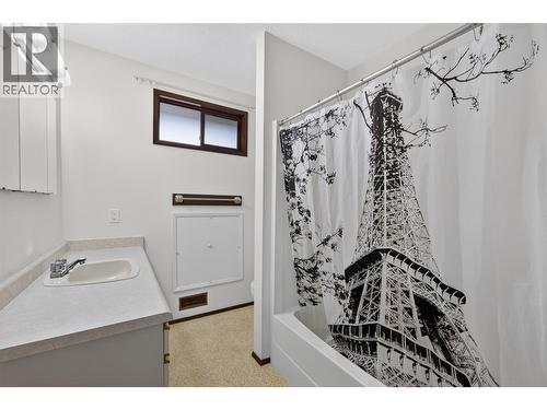 Second full bathroom - 1494/1496 Elm Street, Kelowna, BC - Indoor Photo Showing Bathroom