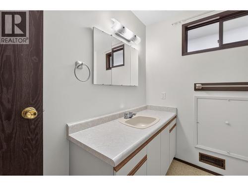 Second full bathroom - 1494/1496 Elm Street, Kelowna, BC - Indoor Photo Showing Bathroom