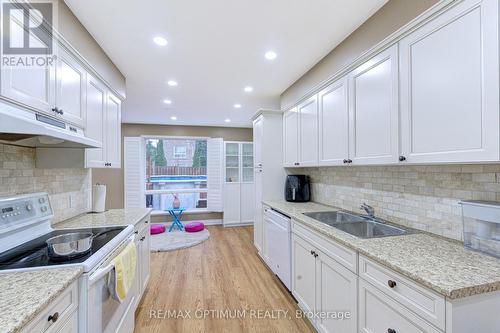 11 Murkar Crescent, Whitby, ON - Indoor Photo Showing Kitchen