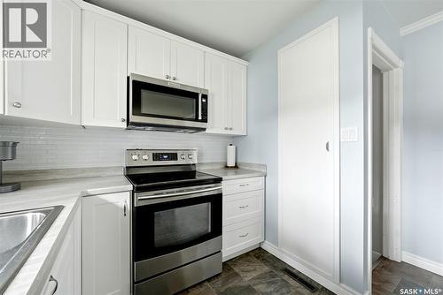 60 Gardiner Avenue, Regina, SK - Indoor Photo Showing Kitchen