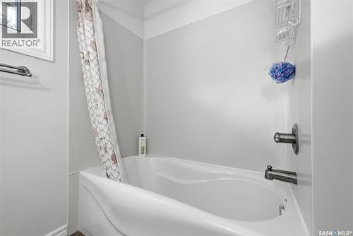 60 Gardiner Avenue, Regina, SK - Indoor Photo Showing Bathroom