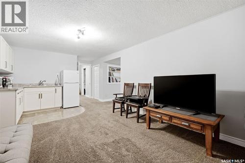 60 Gardiner Avenue, Regina, SK - Indoor Photo Showing Kitchen