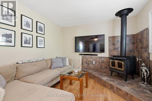 1110 Dunning Road, Ottawa, ON - Indoor Photo Showing Living Room
